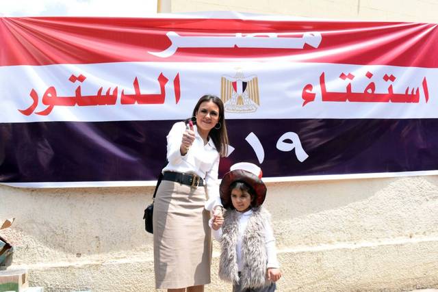 بالصور.. وزير الاستثمار تدلي بصوتها في الاستفتاء بمرافقة حفيدتها