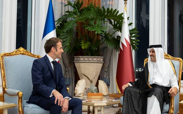 أمير قطر ورئيس فرنسا يبحثان تطوير العلاقات الاقتصادية والاستثمارية والعسكرية