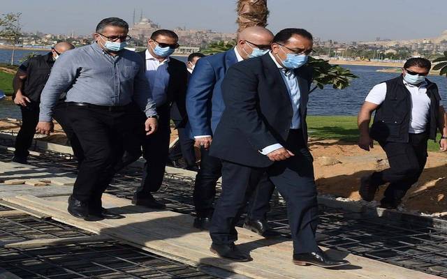 رئيس الوزراء المصري يتفقد أعمال مشروع تطوير سور مجرى العيون