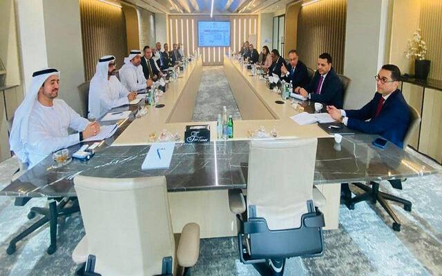 المهندس حسن الخطيب وزير الاستثمار والتجارة الخارجية المصري مع محمود الهملي رئيس مجلس إدارة مجموعة أبوظبي للطيران