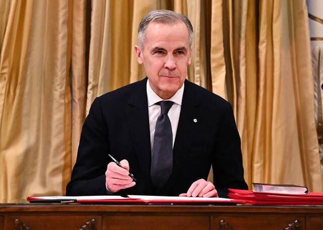 الكنديون يؤيدون خطط كارني للعجز والدفاع