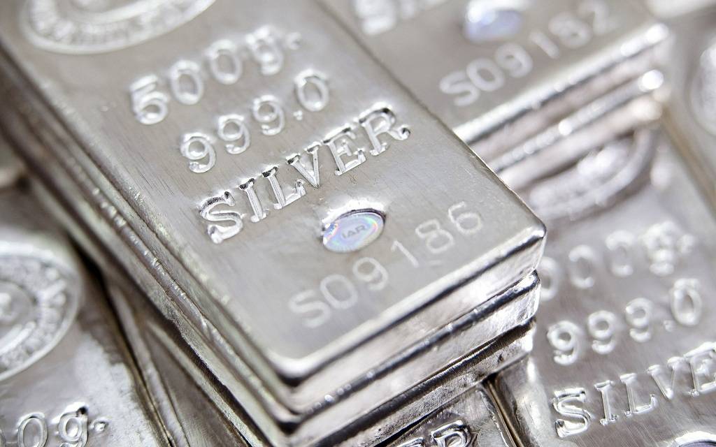 خسائر الفضة تتجاوز 7% مع تهاوي أسعار الذهب
