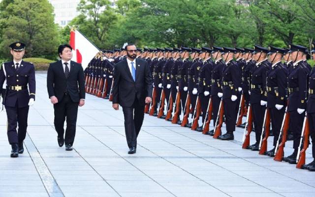 وزير الدفاع الإماراتي يبحث سبل تعزيز التعاون مع اليابان