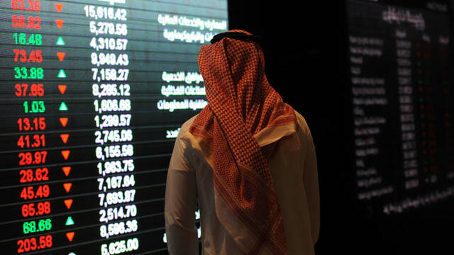 متعامل يتابع أسعار الاسهم السعودية، أرشيفية