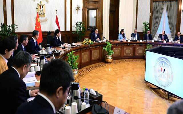 مصطفى مدبولي رئيس مجلس الوزراء المصري مع مو هونج نائب رئيس المجلس الوطني للمؤتمر الاستشاري السياسي للشعب الصيني