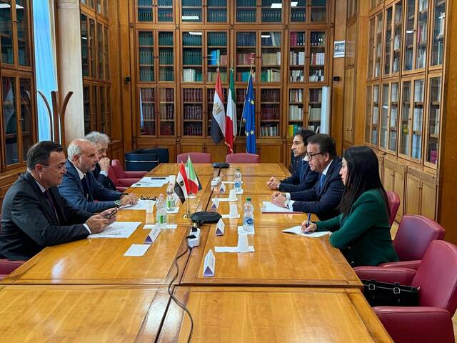 جانب من الاجتماع بين الوزيرين