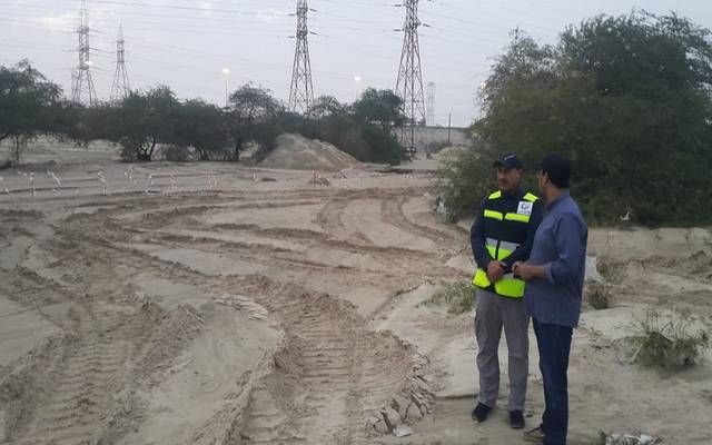 وزير الأشغال الكويتي يتفقد خزانات مياه الأمطار بجنوب الصباحية