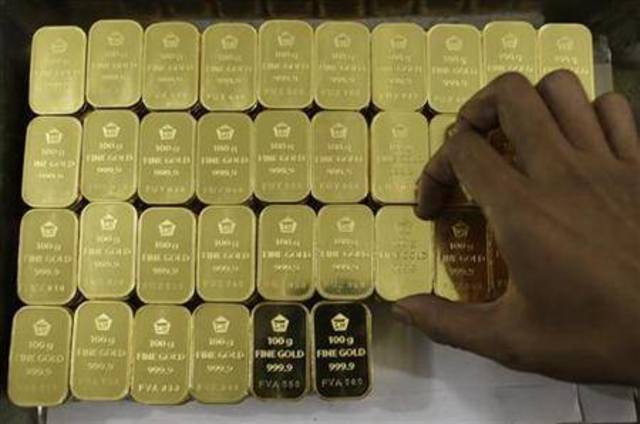 أسعار الذهب تتراجع وسط ارتفاع حذر للدولار