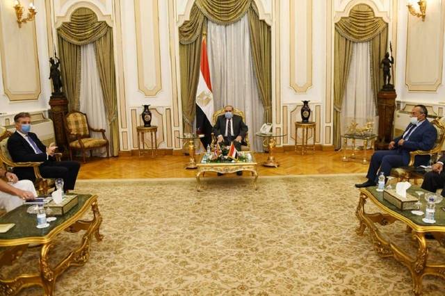 السفير البريطاني بالقاهرة: نتطلع إلى شراكة صناعية متنامية مع مصر