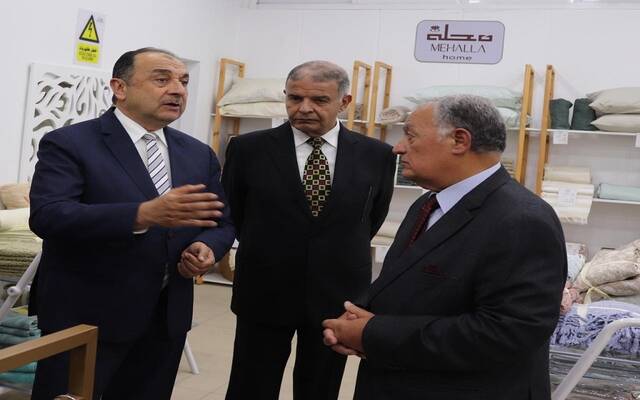 محمد شيمي وزير قطاع الأعمال العام المصري خلال  زيارة تفقدية لأحد فروع شركة "عمر أفندي"