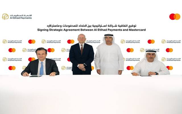 جانب من إبرام شراكة إستراتيجية