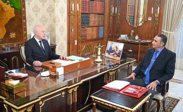 رئيس تونس قيس سعيّد يجتمع مع عماد الحزقي رئيس الهيئة العليا للرقابة الإدارية والمالية