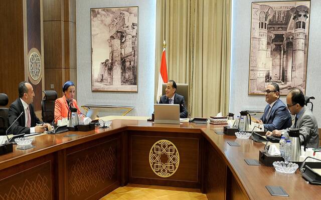 رئيس الوزراء يناقش حصاد وزارة البيئة في 7 سنوات ويهنئ الوزيرة على منصبها الدولي