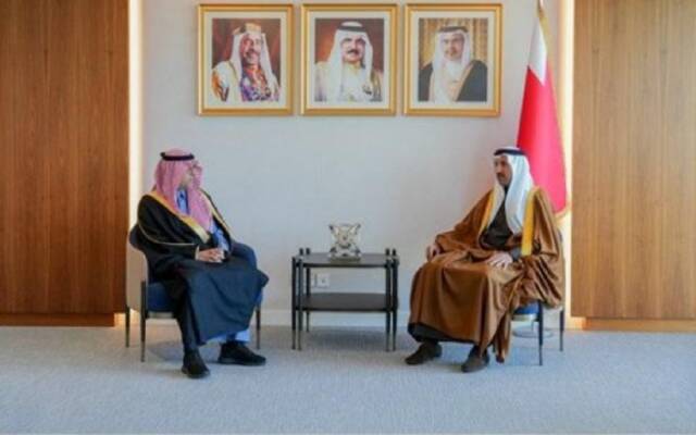 وزير المواصلات والاتصالات البحريني الدكتور الشيخ عبدالله بن أحمد آل خليفة  مع رئيس مجلس إدارة مجموعة الاتصالات السعودية stc الأمير محمد بن خالد العبدالله الفيصل آل سعود