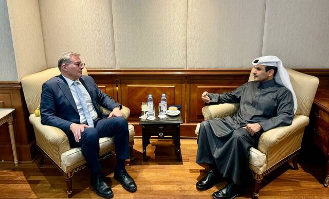 وزير البترول المصري ونظيره القطري خلال الاجتماع