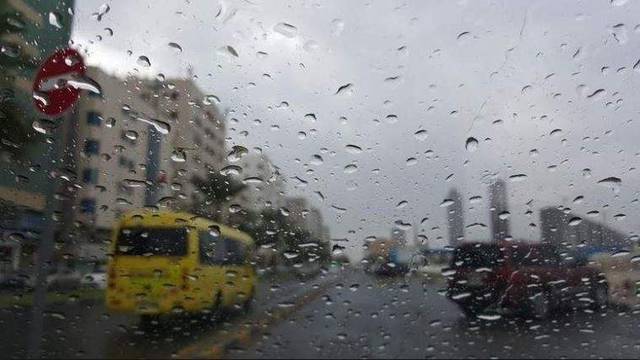 الأحوال الجوية تعطل الحركة والمدارس بالإمارات