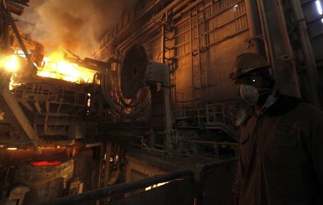 عامل بمصنع حديد عز- الصورة من رويترز - آريبيان آي