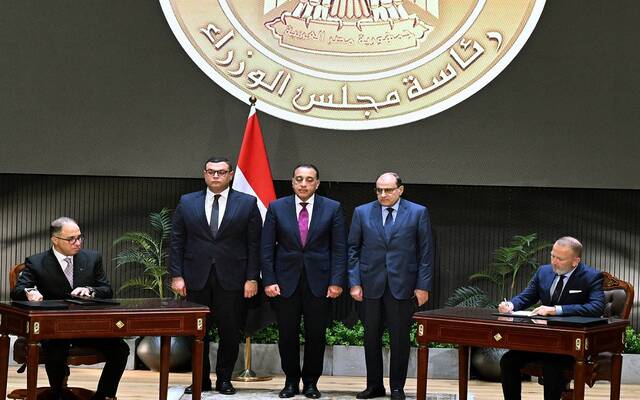 جانب من توقيع الاتفاقيات