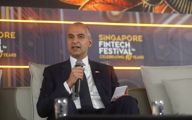 خالد إبراهيم حميدان محافظ مصرف البحرين المركزي خلال مشاركته في جلسة حوارية ضمن فعاليات مهرجان سنغافورة للتكنولوجيا المالية