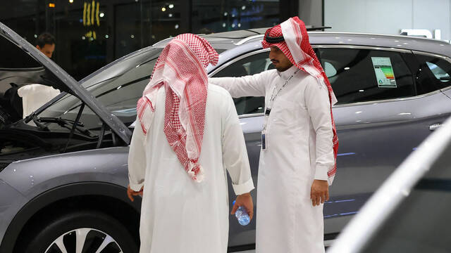 تسلا تدشن أعمالها في السعودية بإطلاق سايبرترك وسط الصحراء