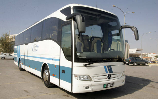 إحدى الحافلات السياحية لنقل السائحين بالشركة