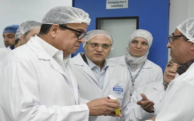 خالد عبدالغفار نائب رئيس مجلس الوزراء ووزير الصحة والسكان المصري يتفقد مصنع "إيبيكو 3"