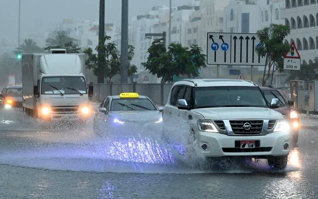 المياه تغرق شوارع الإمارات