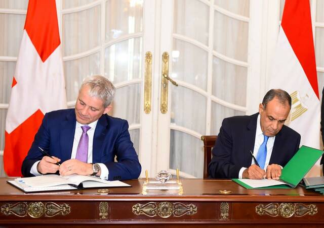 جانب من التوقيع