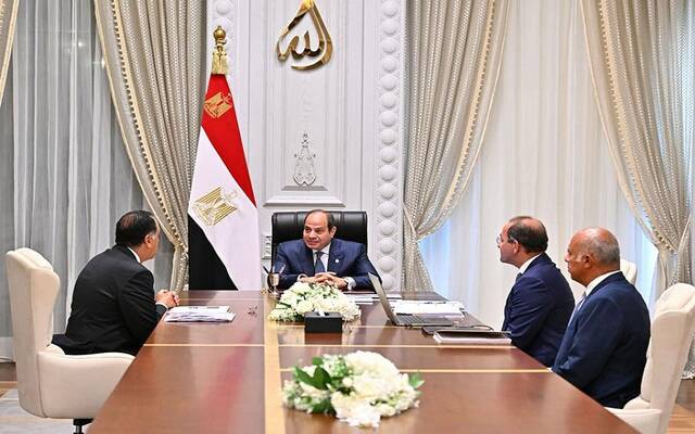 الرئيس المصري عبدالفتاح السيسي مع الدكتور مصطفى مدبولي رئيس مجلس الوزراء وأحمد كجوك وزير المالية