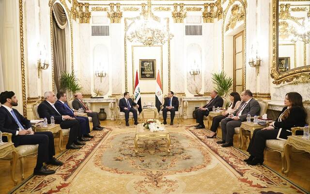 رئيس الوزراء يؤكد رغبة العراق رفع مستوى التبادل التجاري مع مصر