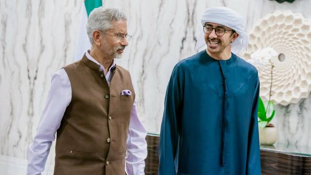 وزير خارجية الإمارات ونظيره  الهندي خلال اللقاء