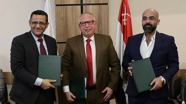 جانب من التوقيع