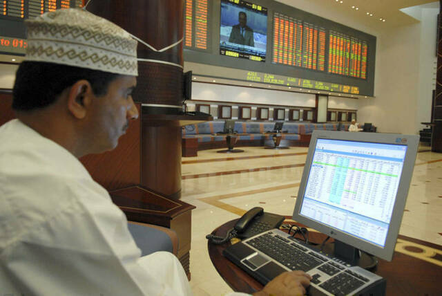 مستثمر يتابع أسعار الأسهم بقاعة التداولات