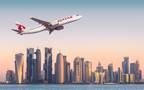 طائرة تابعة لمجموعة الخطوط الجوية القطرية تُحلق في سماء الدوحة