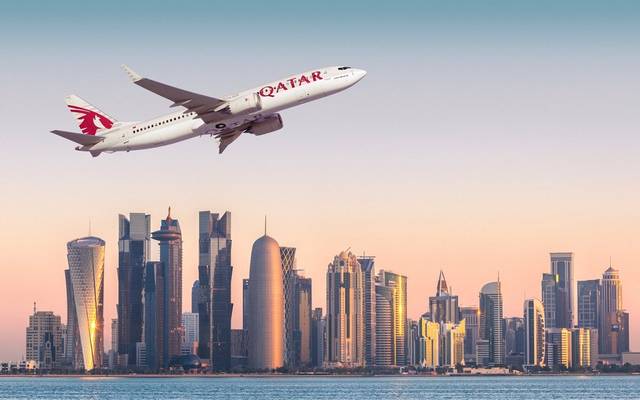 طائرة تابعة للخطوط الجوية القطرية تحلق في سماء الدوحة