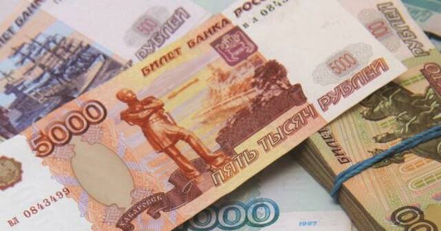 على وقع الاضطرابات السياسية.. الروبل الروسي يهبط لأدنى مستوى منذ مارس 2022