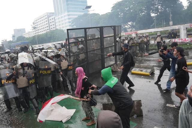 احتجاجات تهز إندونيسيا بعد مقتل شخص في اشتباكات مع الشرطة