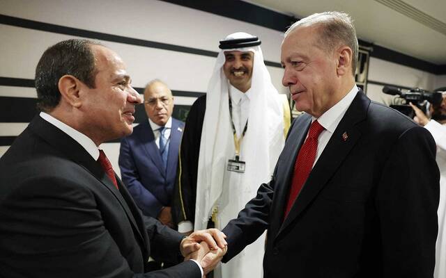 أردوغان يصافح السيسي في الدوحة عقب حفل افتتاح كأس العالم