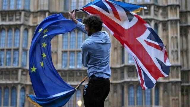 UK parliament agrees to delay Brexit