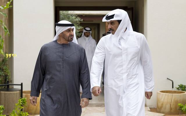 الشيخ محمد بن زايد آل نهيان رئيس الإمارات مع الشيخ تميم بن حمد آل ثاني أمير دولة قطر