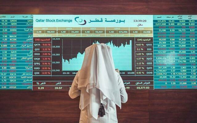 مستثمر يتابع التداولات ببورصة قطر