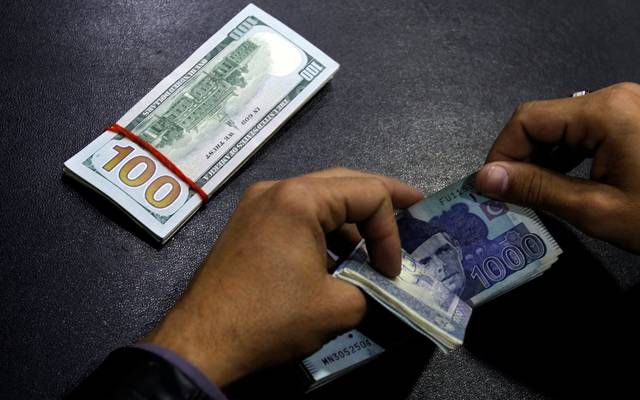 باكستان تخفض قيمة عملتها قبل طلب قرض من صندوق النقد