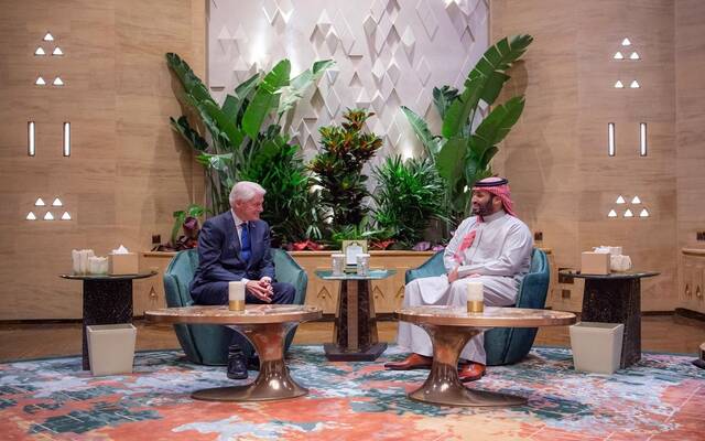 ولي العهد السعودي يستقبل الرئيس الأسبق للولايات المتحدة الأمريكية بيل كلينتون