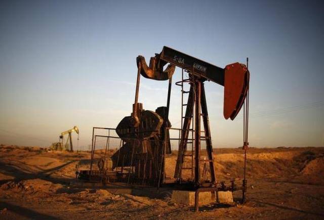 مخزونات النفط الأمريكية تهبط للمرة الأولى في 2015