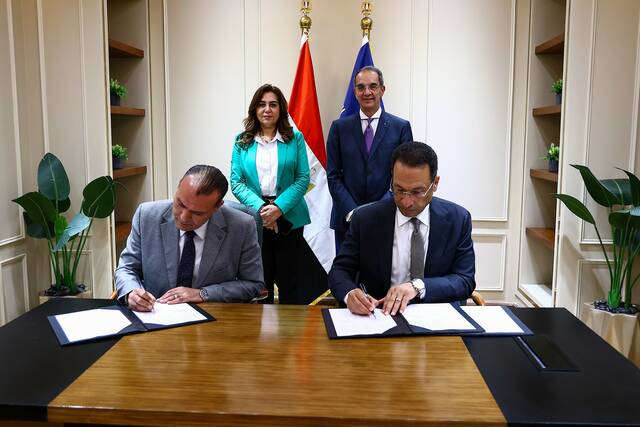 جانب من التوقيع