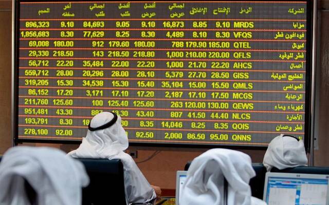 مستثمرون يتابعون التداولات في بورصة قطر