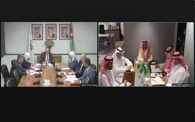وزير الصناعة والثروة المعدنية يبحث تعزيز التكامل الصناعي مع وزير الصناعة والتجارة والتموين الأردني- عبر الاتصال المرئي