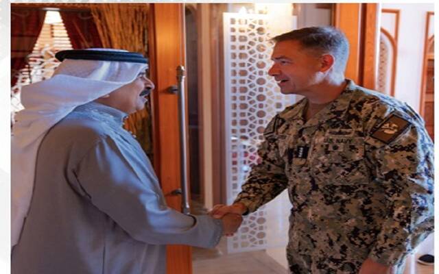 الملك حمد بن عيسى آل خليفة وقائد القيادة المركزية الأمريكية الفريق أول بحري تشارلز برادفورد كوبر
