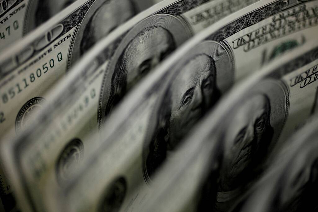 الدولار يقفز واليورو يتراجع لأدنى مستوياته في خمسة أشهر
