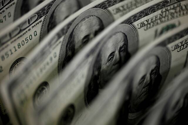 الدولار يتراجع مع ترقب قرار الفائدة للفيدرالي